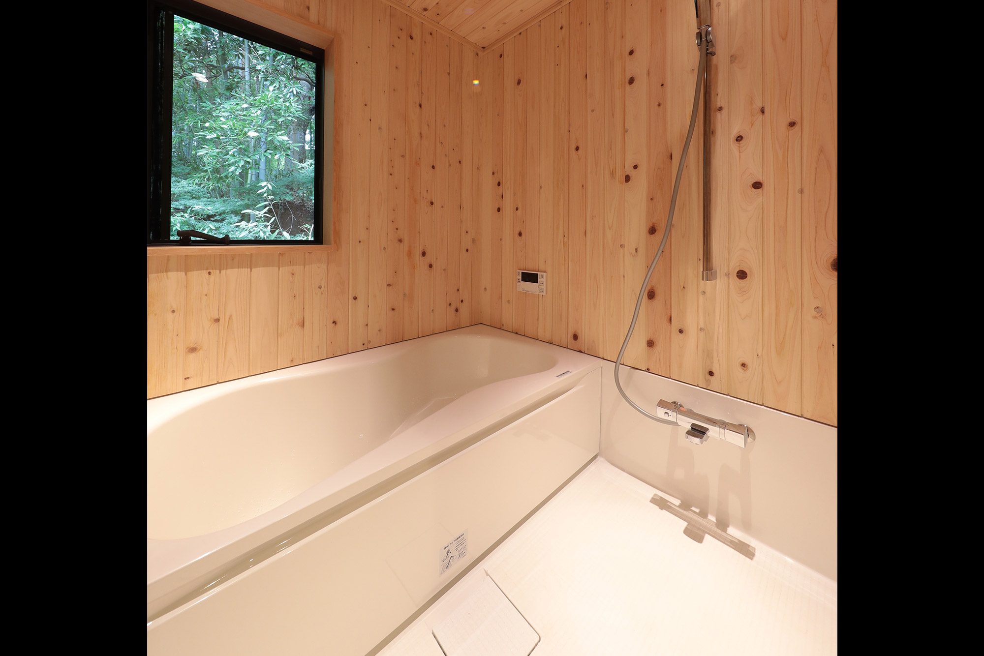 檜のバスルーム